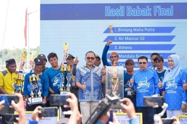 Gubernur Sulbar bersama Bupati dan wakil bupati Majene setelah menyerahkan hadiah kepada para pemenang (Dok : Ist).
