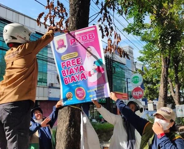 DLH Makassar Tertibkan Spanduk di Jalan Petterani.
