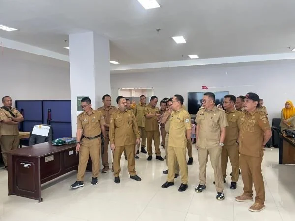 Sekprov Sulbar Junda Maulana saat melakukan pengecekan OPD yang digabungkan (dok:ist)