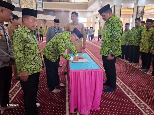 Bupati Bantaeng, Muh. Fathul Fauzy Nurdin saat menandatangani SK kepemimpinan Dewan Masjid Indonesia Bantaeng. Dok. Ist