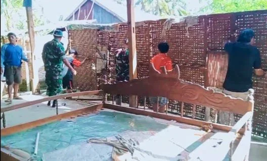 Personil Satgas TMMD Ke - 120 Kodim 1401 Majene saat melakukan rehab RTLH(Dok:Ist)