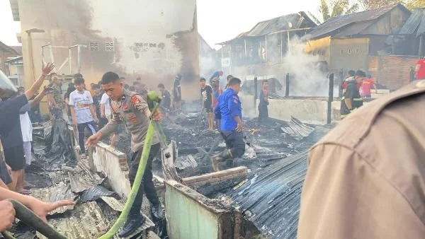 Proses pemadaman kobaran api yang melalap rumah warga di Majene (Dok : Ist).