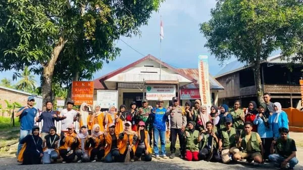 Kolaborasi Mahasiswa KKN UIM dan UNM Gotong Royong di Kelurahan Coppo Barru. Dok. Ist