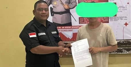 Pelaku bersama pihak keluarga korban memperlihatkan surat pernyataan (dok:ist)