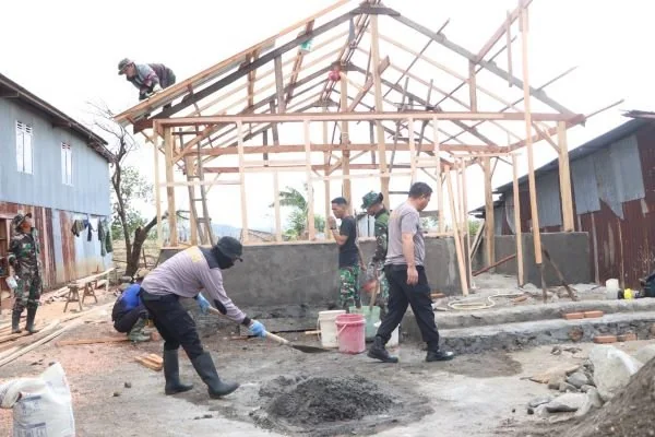 Satgas TMMD ke -122 Kodim 1425 Jeneponto saat melakukan proses renovasi RTLH yang dihuni Maintang Dg Kebe (Dok: Ist).