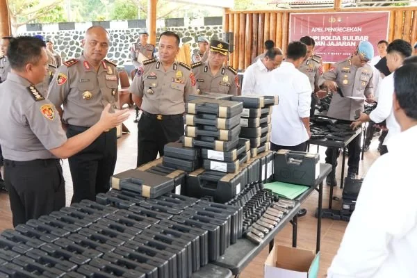 Kapolda Sulbar saat mengecek senpi organik seluruh personel (Dok: Ist)