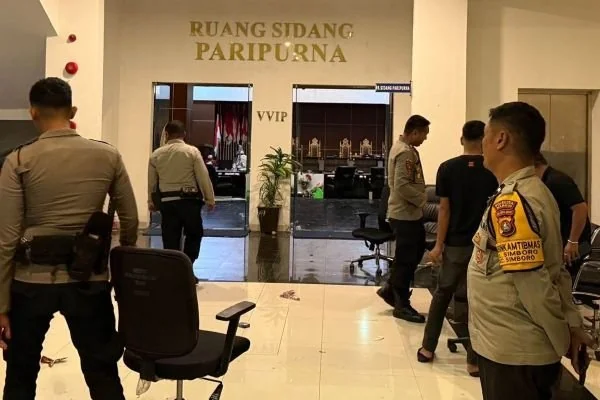 Pengamanan yang dilakukan aparat kepolisian di Kantor DPRD Mamuju (Dok : Ist).