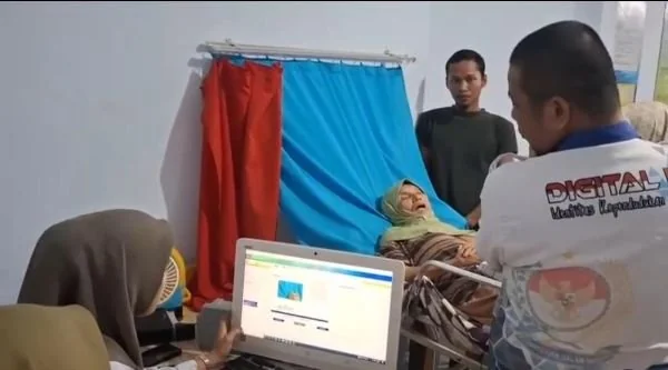 Jajaran Dinas Dukcapil Jeneponto saat memberikan pelayanan foto e-KTP kepada masyarakat (Dok : Ist).