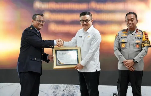 Sekprov Sulsel, Jufri Rahman saat menerima penghargaan dari Direktorat Jenderal Bea dan Cukai (DJBC) Sulawesi Bagian Selatan (Sulbagsel) (Dok: Ist)