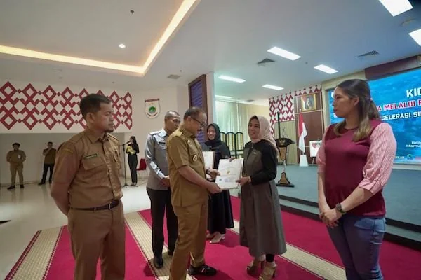 Gubernur Sulbar Suhardi Duka saat menyerahkan secara simbolis sertifikat merek dagang (dok:ist)