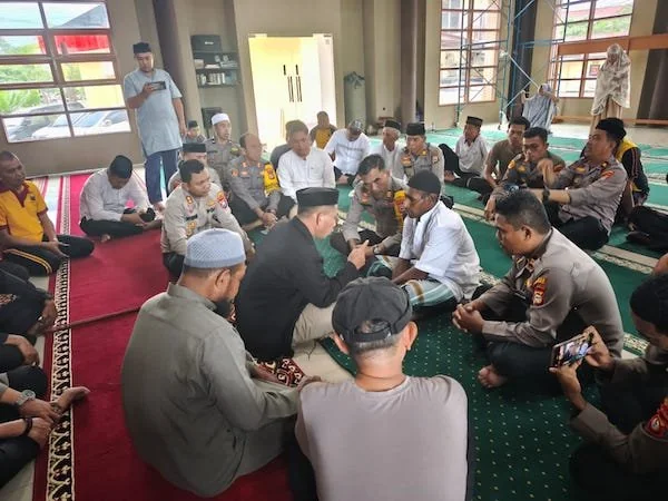 Nelson saat mengucapkan Dua Kalimat Syahadat di hadapan Kapolres AKBP Widi Setiawan dan PJU Polres Jeneponto di Masjid Nur Asy-Syurthi. (Foto/ist).