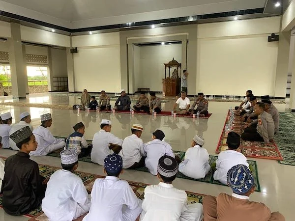 Kapolres Jeneponto, AKBP Widi Setiawan bersama Wakapolres Kompol Muh. Idris saa menggelar acara buka puasa bersama santri di Pondok Pesantren Tahfidzul Qur'an Roudhotul Huffadz.