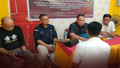 Koordinator Divisi Teknis Penyelenggara KPU Jeneponto, Arifandi saat melakukan test wawancara anggota PPS beberapa waktu lalu. (Ist).
