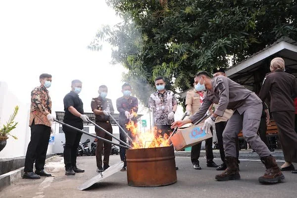 Kejaksaan Negeri Bantaeng, saat melaksanakan Pemusnahan Barang Bukti Tindak Pidana. (Foto/ist).