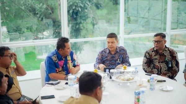 Pj Gubernur Sulbar saat bertemu dengan pihak perbankan (Dok : ist).