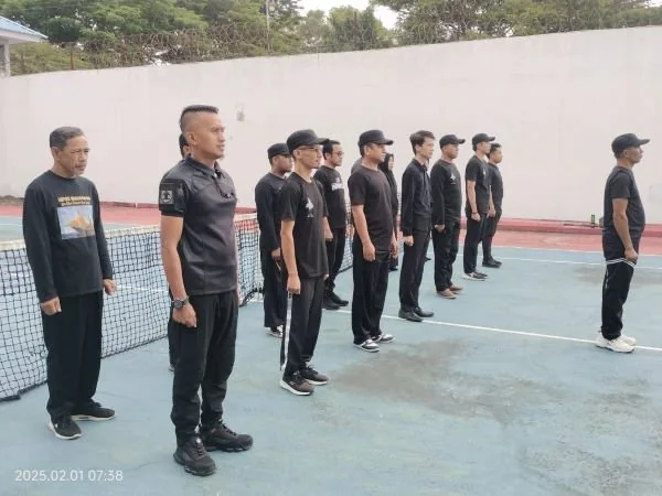 Pegawai Lapas Kelas IIA Bulukumba mengelar apel  dengan mengunakan pakaian serba hitam  (Dok : Fitri KabarMakassar)