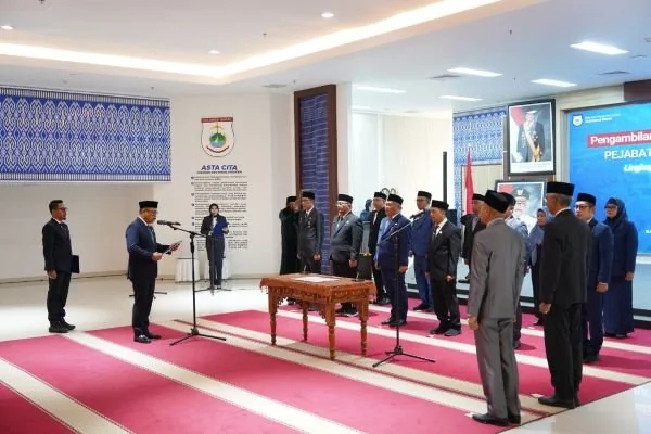Gubernur Sulbar Suhardi Duka saat melantik 10 Pejabat eselon II lingkup Pemprov Sulbar (dok:ist)