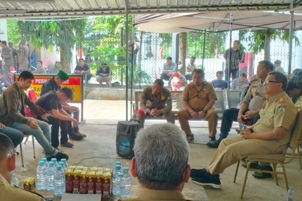 Audience massa aksi Aliansi Mahasiswa Sulbar dan OKP bersama Sekprov Sulbar (Dok : Aldy KabarMakassar).