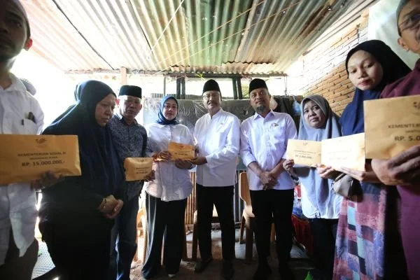 Menteri Sosial RI Saifullah Yusuf menyerahkan santunan bagi korban meninggal dunia dan luka-luka dalam insiden unjuk rasa di Makassar (Dok. Ist)