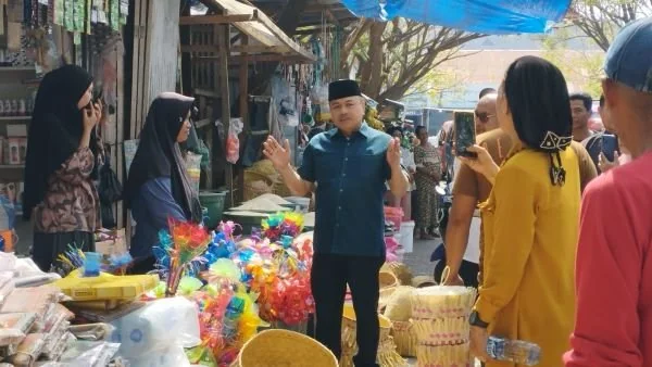 Calon Bupati Muhammad Sarif saat melakukan blusukan di Pasar Tradisional Karisa (Dok : Ist).
