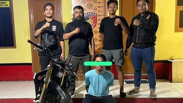 Pelaku saat berhasil diamankan Resmob Polresta Mamuju (Dok : Ist).