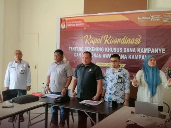 Ketua KPU Jeneponto, Asming. S dan Komisioner Divisi Sosialisasi dan Parmas KPU Jeneponto, Arifandi saat melakukan Rakor bersama LO paslon Bupati tentang Dana Kampanye dan Laporan LADK belum lama ini. (FOTO/ist).