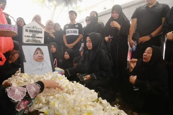Suasana haru menyelimuti prosesi pemakaman ibunda Wakil Gubernur Sulawesi Selatan, Fatmawati Rusdi (Dok : Ist).