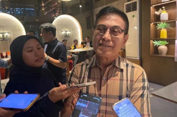 Rusdin Abudallah saat di wawancarai awak media di salah satu cafe di Makassar (Dok: Atri KabarMakassar)