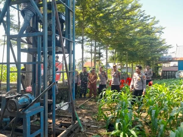 Wakapolres Jeneponto Kompol Sahabuddin,  didampingi Kabag SDM Kompol Syahrul Regama bersama jajarannya dan Kades Datara, Muh. Jufri saat meninjau lokasi bantuan sumur bor (Dok : Ist).