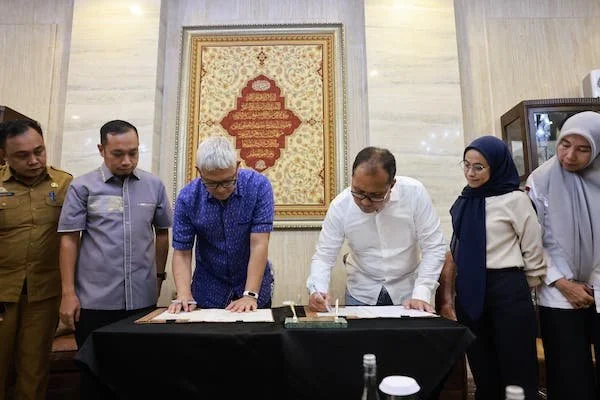 Wali Kota Makassar, Danny Pomanto bersama Direktur Strategic Manajemen dan Digitalisasi Kalla Group, Zumadi saat menandatangi perjanjian kerja sama atas proyek revitalisasi Taman Hasanuddin, Senin (23/09) (dok ist)
