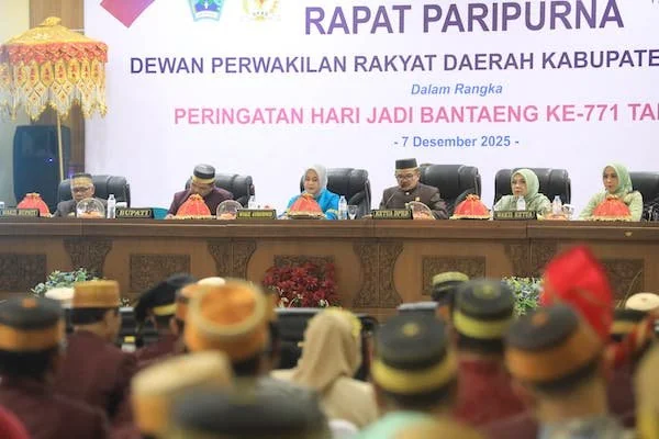 Bupati Bantaeng bersama Wakil Gubernur Sulsel, Fatmawati Rusdi, Ketua DPRD Bantaeng, Wakil Ketua I DPRD, Wakil Bupati Bantaeng saat memimpin rapat paripurna puncak peringatan Hari Jadi Kabupaten Bantaeng ke 771.