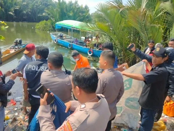 Polsek Panakkukang saat mendatangi TKP penemuan mayat (Dok: Atri KabarMakassar)