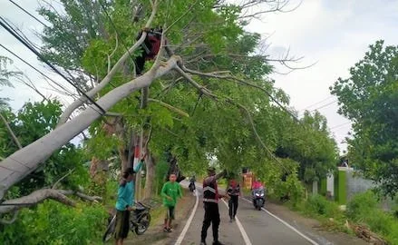 Sat. Samapta Polres Jeneponto saat melaksanakan patroli mitigasi di daerah rawan bencana pada Sabtu (8/2).