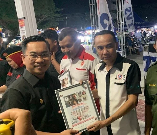 Ketua JOIN Jeneponto, Arifuddin Lau saat terima Penghargaan dari Pj. Bupati Jeneponto, Reza Saleh Rajab. (Foto/ist).