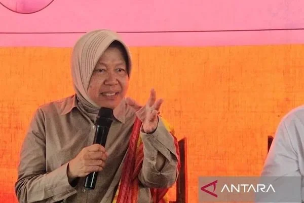 Menteri Sosial Tri Rismaharini dalam kunjungannya di Desa Golo Wune, Kecamatan Lamba Leda Selatan, Kabupaten Manggarai Timur, Nusa Tenggara Timur, Minggu (25/02/2024). ANTARA/Mecca Yumna