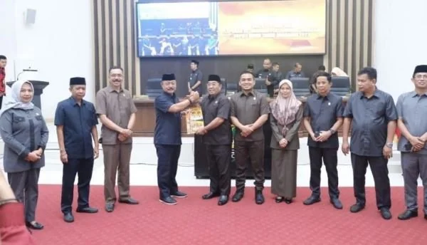 Wakil Bupati Gowa, Abd Rauf Malaganni menyerahkan LKPJ Bupati Gowa Tahun 2023 ke DPRD Gowa.