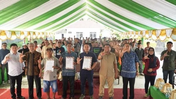 Penandatanganan nota kesepahaman dan edukasi keuangan pada petani komoditas kakao oleh OJK Sulselbar, Pemkab Luwu Timur, PUJK dan PT Comextra Majora (Dok: Ist)