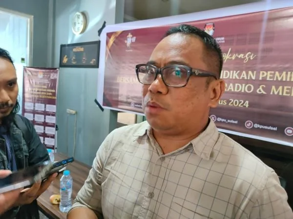 Anggota KPU Sulsel, Hasruddin Husain saat diwawancarai awak media (Dok: Atri KabarMakassar)