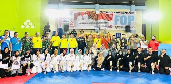 Panitia Pelaksana FOP 2024 saat berswafoto bersama Para juara di turnamen FOP 2024 di GOR Jeneponto. (Foto/ist).
