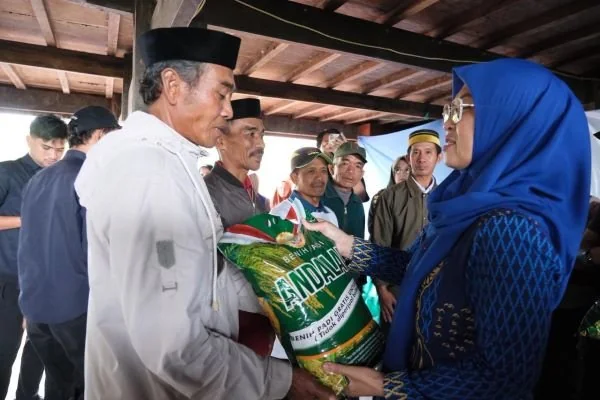 Bupati Gowa, Sitti Husniah Talenrang saat Mengunjungi Warga KME (Dok: Ist).