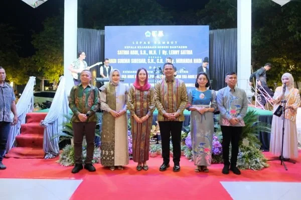 Bupati Bantaeng, M. Fathul Fauzy Nurdin saat menghadiri malam pisah sambut Kejari Satria Abdi berserta Dandim 1410 Bantaeng, Letkol Inf. Eka Agus Indarta di Tribun Pantai Seruni. Dok. Ist