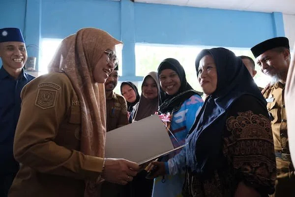 Bupati Gowa, Sitti Husniah Talenrang saat Menyerahkan Sertipikat, (Dok: Ist).
