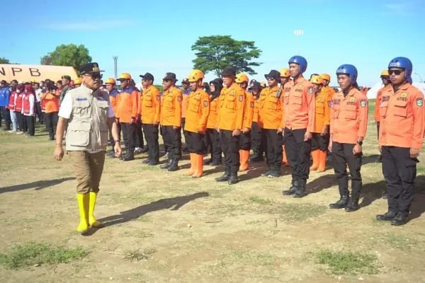 Gubernur Sulbar Suhardi Duka saat memimpin apel gelar pasukan di Majene (Dok : Ist).