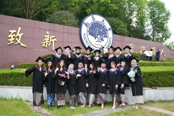 Sebanyak 19 mahasiswa Universitas Hasanuddin (Unhas) yang berasal dari program studi (prodi) Bahasa Mandarin dan Kebudayaan Tiongkok Fakultas Ilmu Budaya menyelesaikan studi di Nanchang University China (Dok : ist).