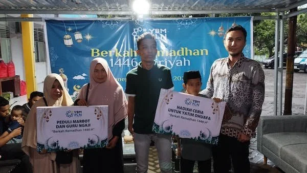 Manager ULP Rayon PLN Jeneponto Raka Reviatna saat menyerahkan sembako dan bingkisan kepada Kaum dhuafa, marbot dan Guru Ngaji. (Foto/ullah).