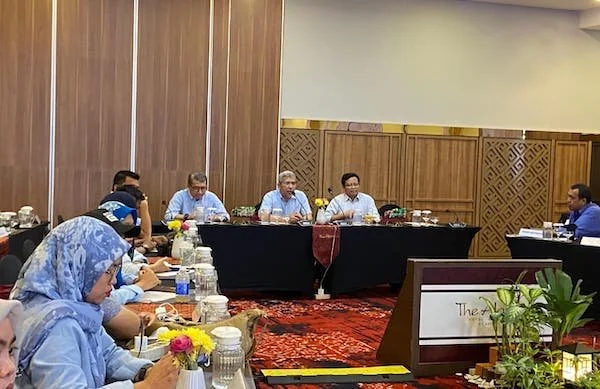 Guru Besar Investasi dan Keuangan Islam Fakultas Ekonomi dan Bisnis Universitas Airlangga, Prof Imron Mawardi sebagai narasumber dalam Media Gathering Otoritas Jasa Keuangan Sulawesi Selatan dan Sulawesi Barat 2025 (Dok: Nofi KabarMakassar)