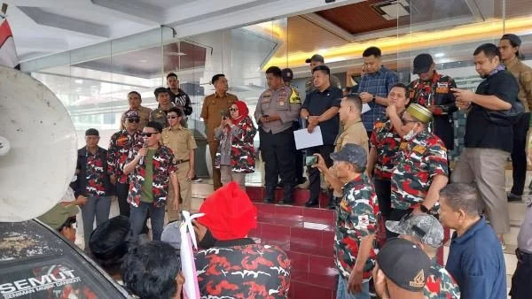 Aksi unjuk rasa di depan Kantor DPRD Makassar (Dok : Sinta KabarMakassar).