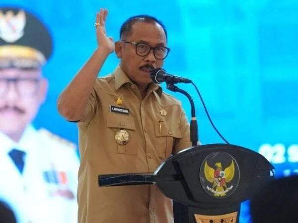 Gubernur Sulbar Suhardi Duka saat memberikan arahan dalam perkembangan situasi nasional yang dirangkaikan dengan Rapat Koordinasi Pengendalian Inflasi 2025 (Dok : Ist).
