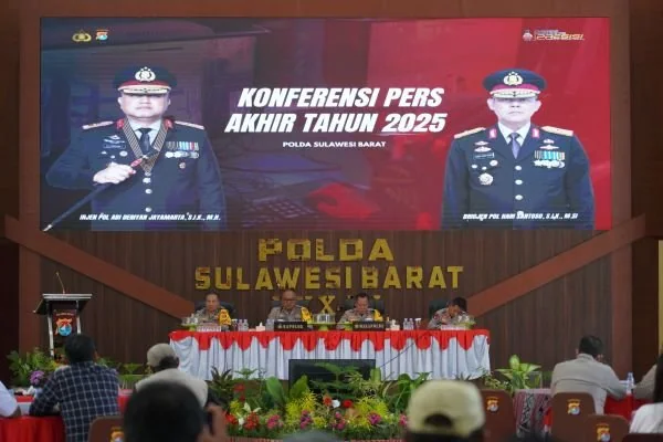 Kapolda bersama Wakapolda Sulbar saat memimpin Press Release akhir tahun 2025 di Aula Marannu (dok:ist)