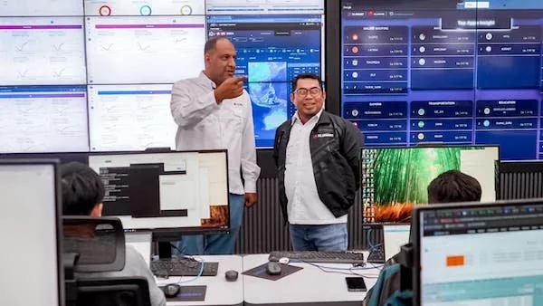 Group Head Service Operation Management XLSMART Waqas Malik  bersama Network Ops XLSMART Agus Rohmat saat melakukan koordinasi di Customer Experience and Service Operation Center (Dok: Ist)